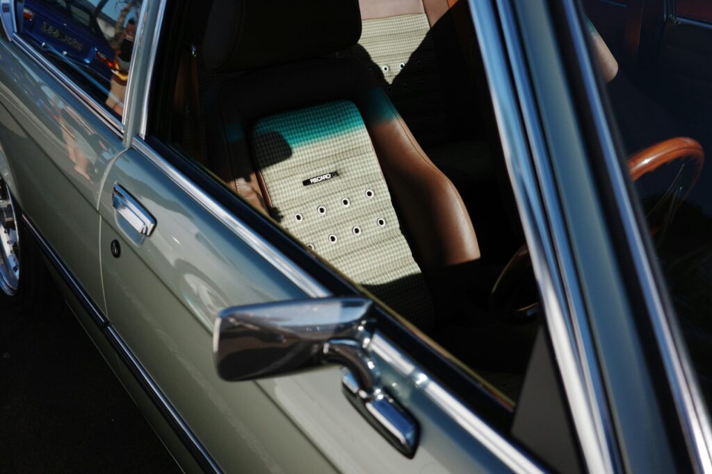 セダンにレカロシートを設置