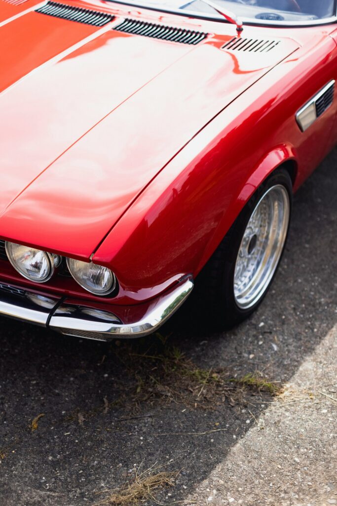 赤いスポーツカーのフロント部分