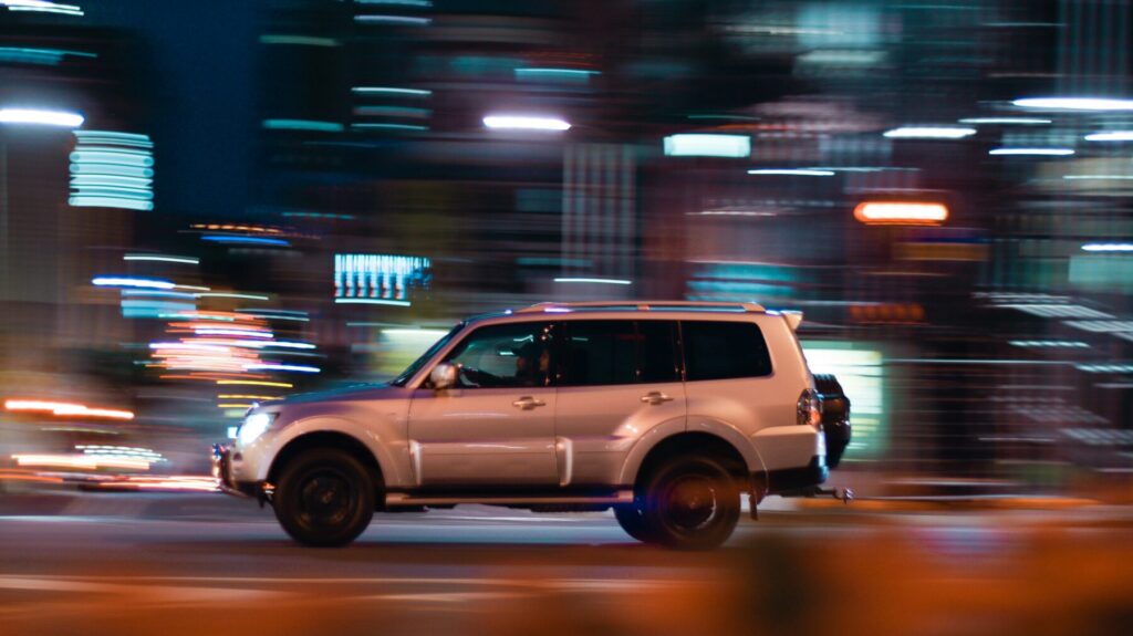 まちなかを走るディーゼルのRV車