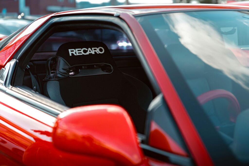 スポーツカーに取り付けたレカロシート