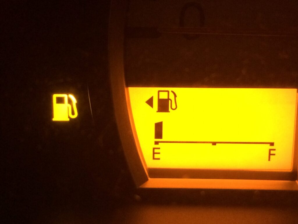 メーター内のガソリン残量がない表示