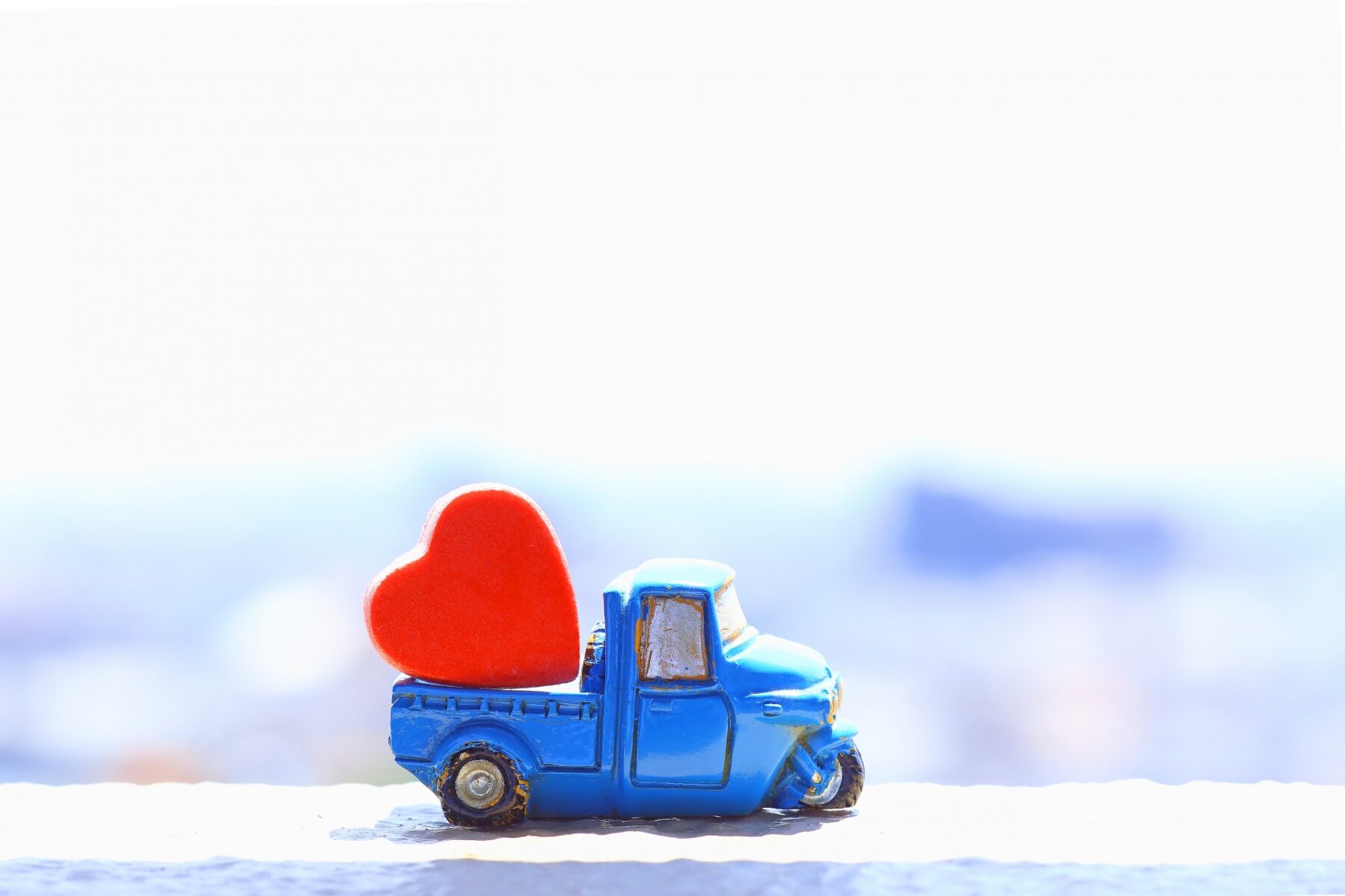 模型の車の上にハートマークがある