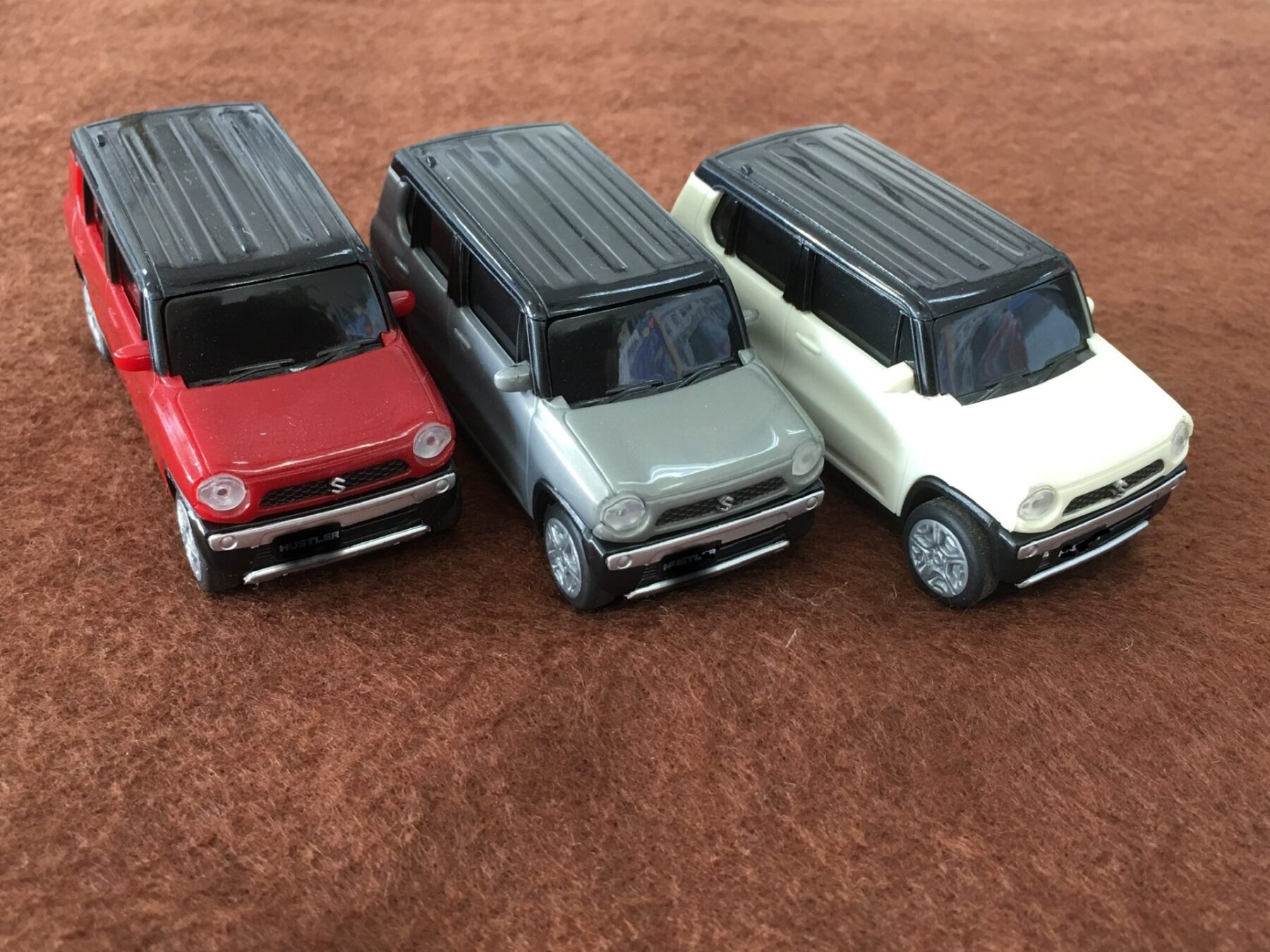 同じモデルの違うカラーの車