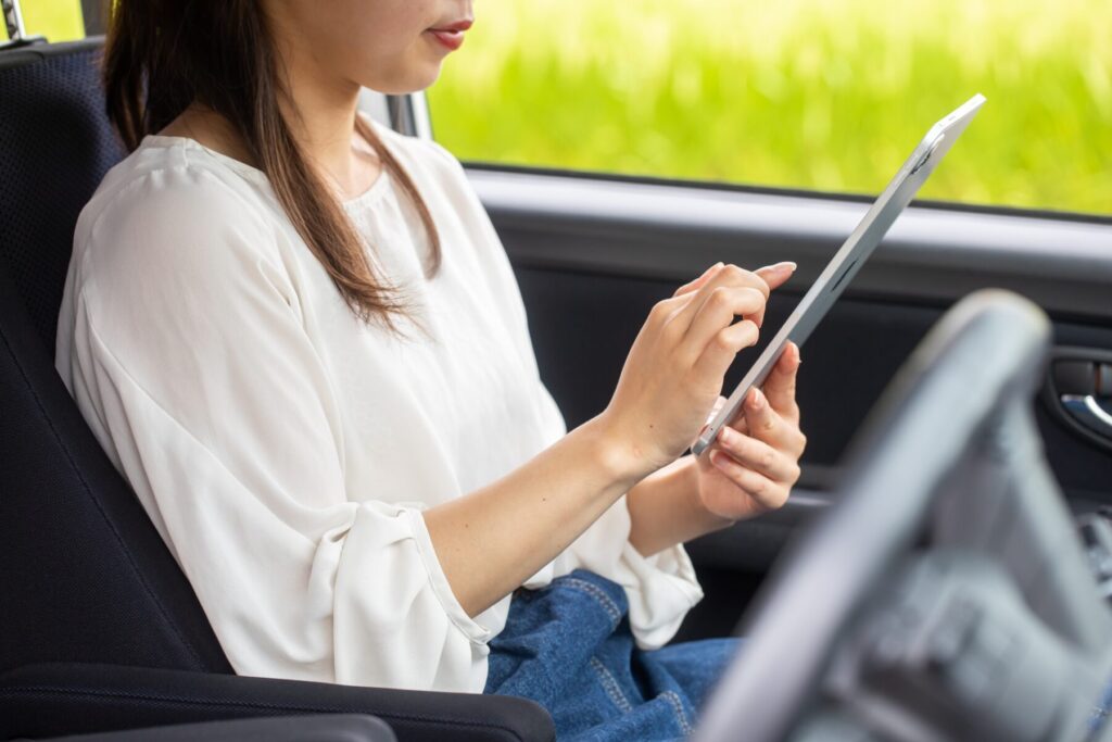 助手席でスマホをいじる女