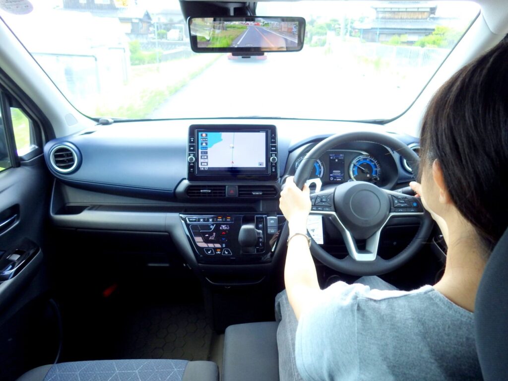 軽自動車を運転していいる女