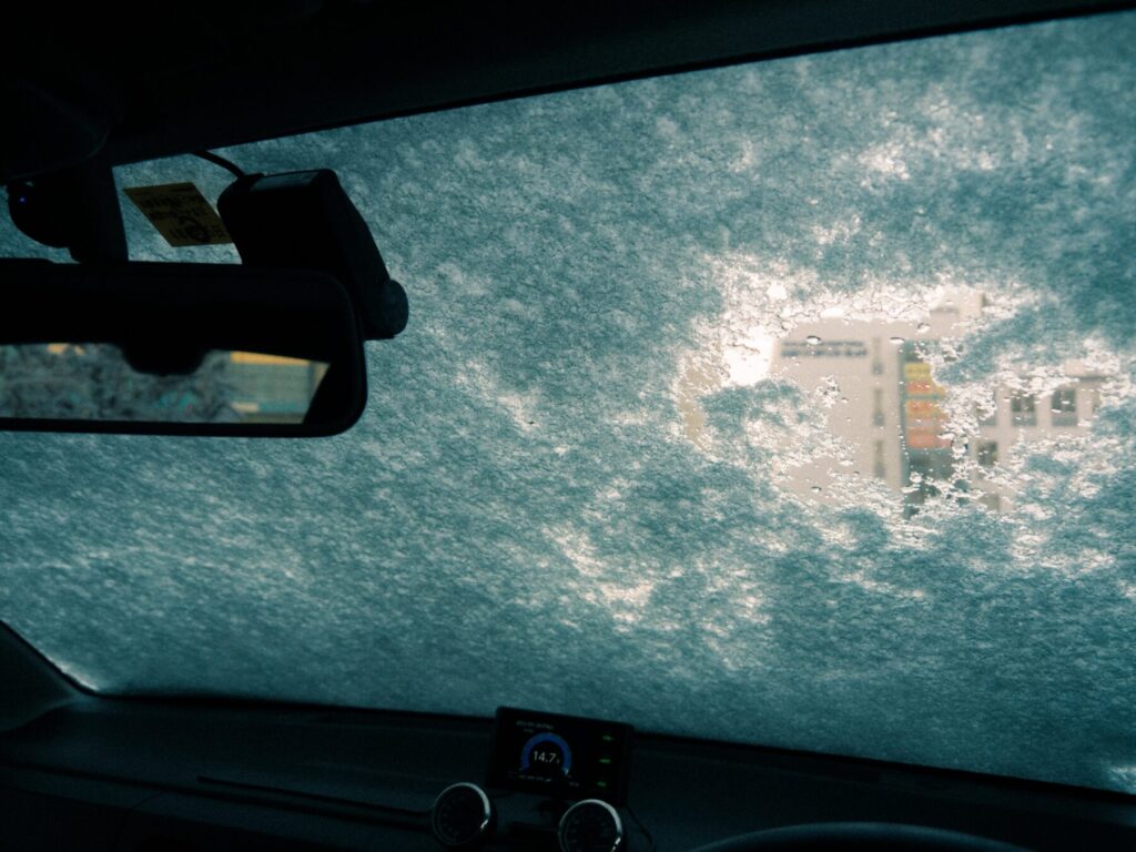 フロントガラスが霜でくもっている
