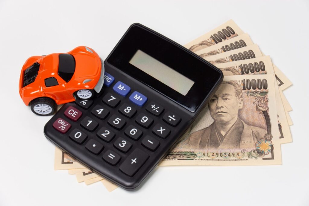 車と1万円札と電卓