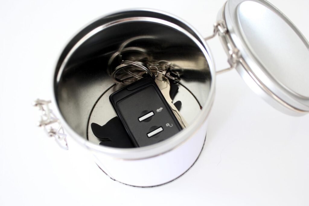 缶のキーゴックスにキーを入れる