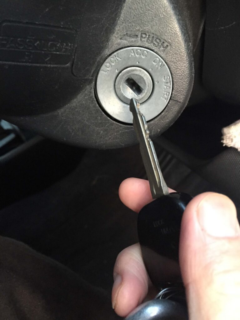 キーシリンダーにキーを差し込む
