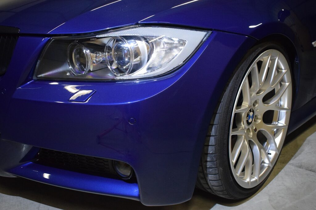 青いカラーの車