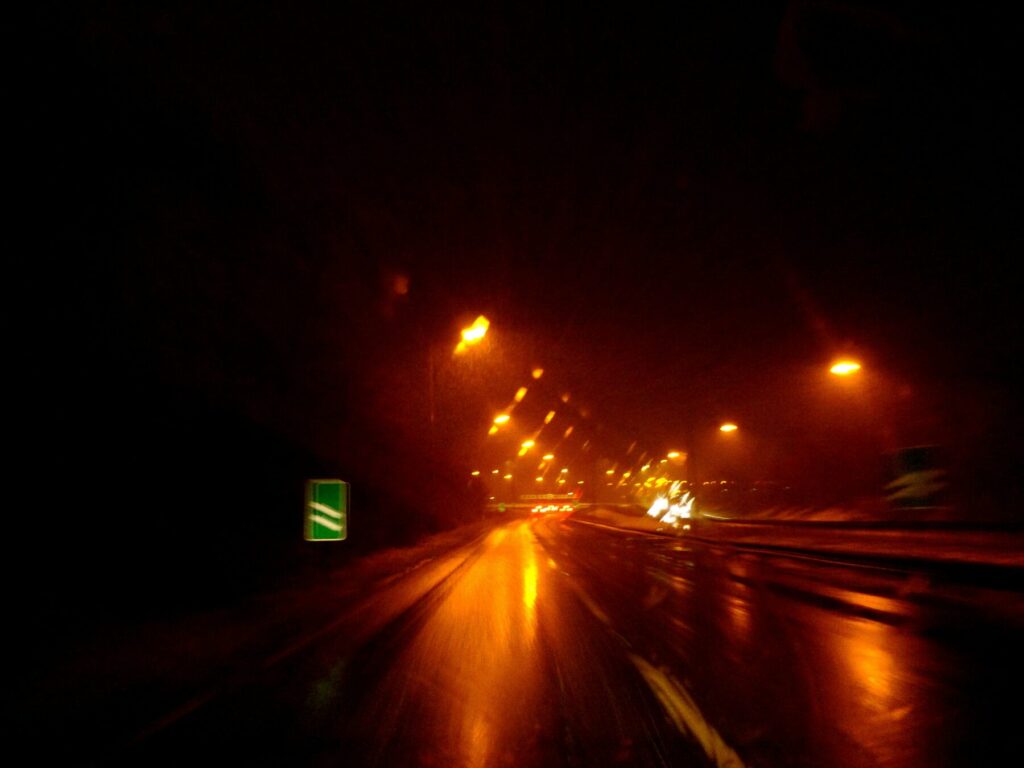 夜の雨の中の運転で視界が悪い