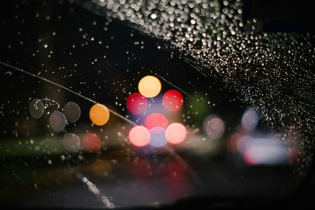 よるボア絵の中に運転で視界がぼやけている