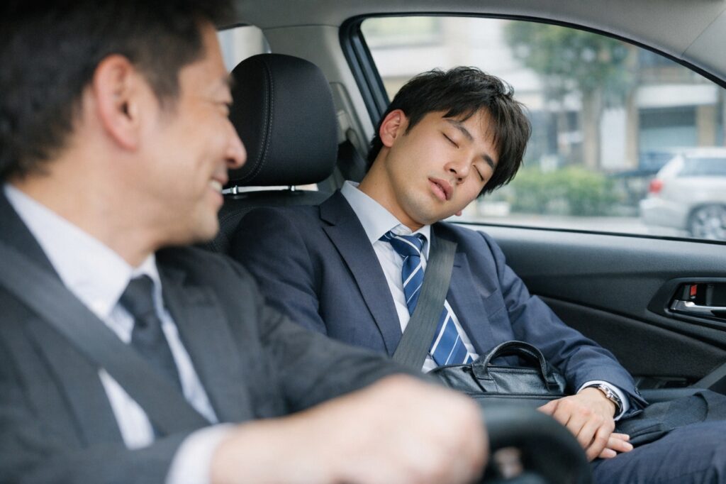 助手席で眠る営業マン