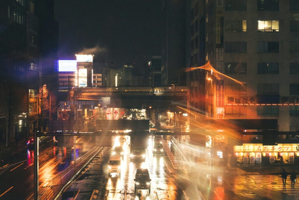 夜の雨の日の運転でかすんでよく見えない