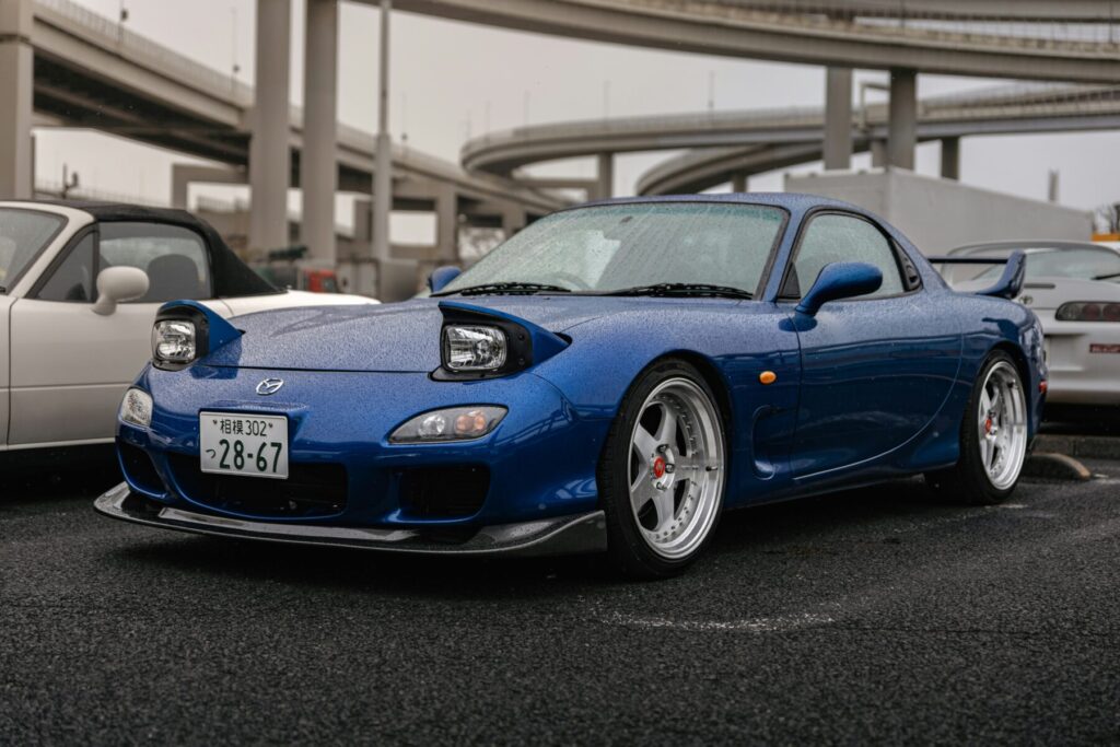 高速道路のPAにとめてスポーツカーを見せている