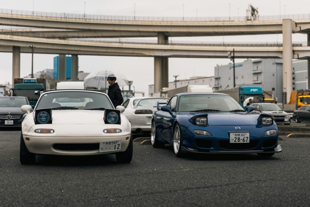 高速道路のPAに集まる車好き