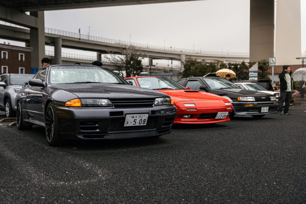 高速道路のPAに集まった車好き