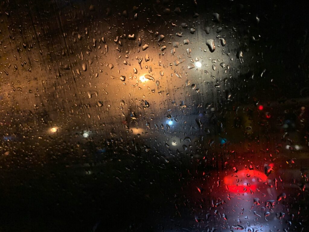 夜の雨の中の運転で視界が曇っている