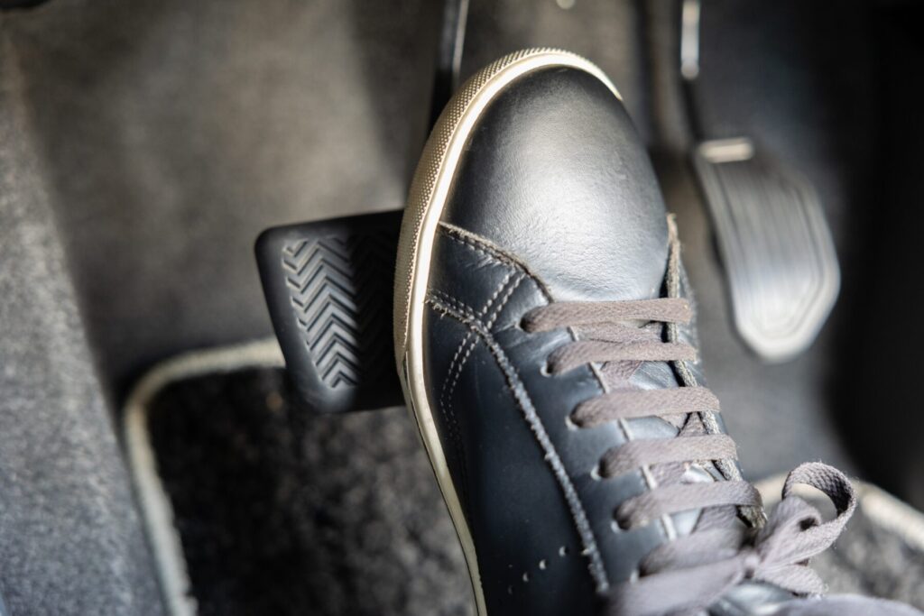 ブレーキを踏む足