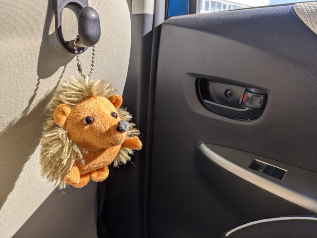 助手席のドアトリムにぶら下がったぬいぐるみ