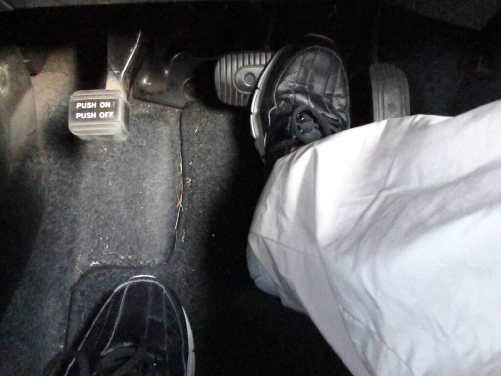 ブレーキを右足で踏む