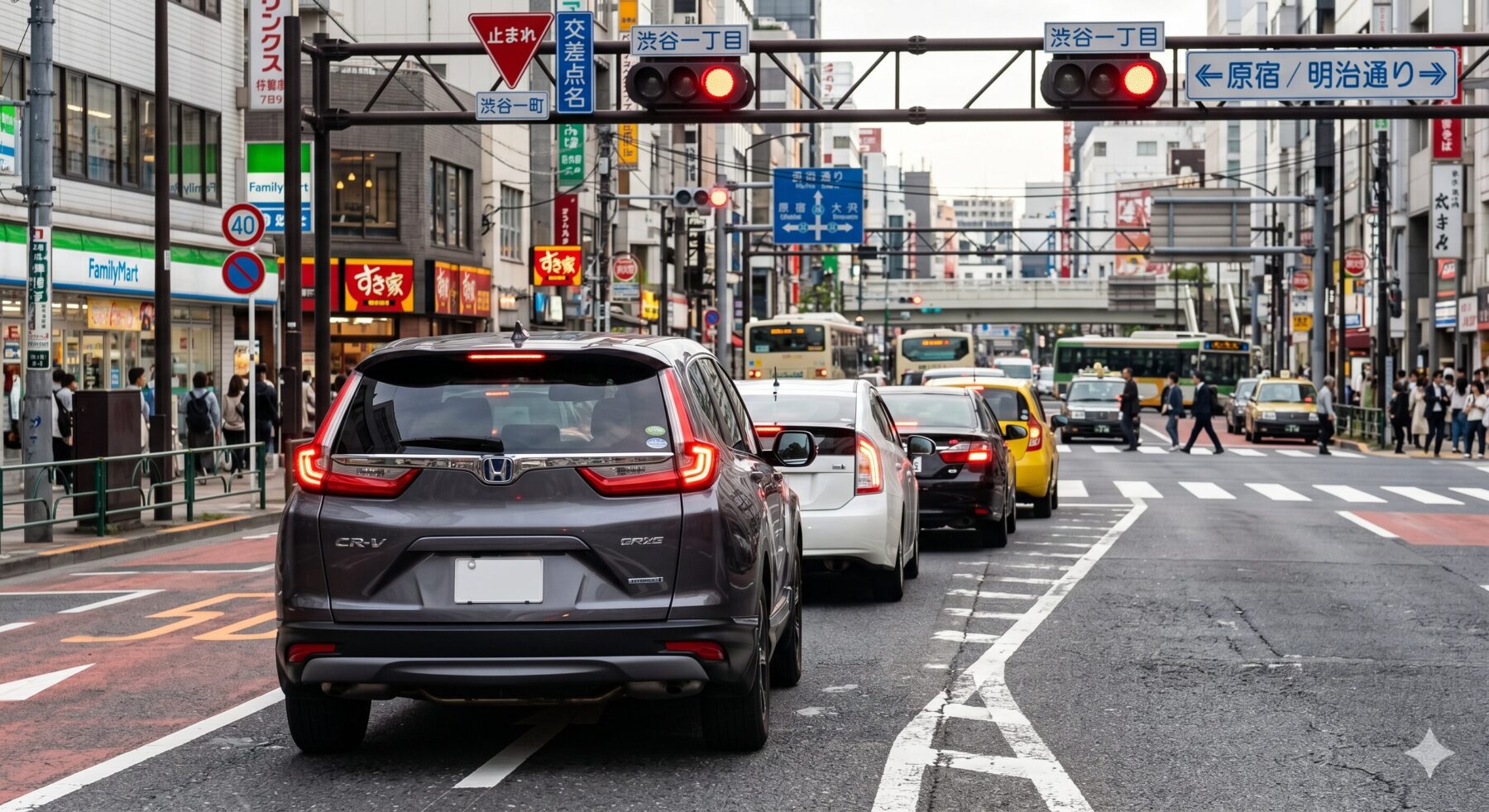 市街地の交差点で停車する車